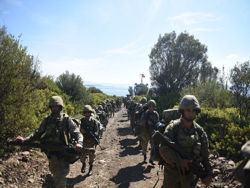 Προκλητικοί οι Τούρκοι πεζοναύτες: Έκαναν «απόβαση» στον Κόλπο της Σμύρνης – Απάντηση στην ελληνική άσκηση «Παρμενίων-2018»